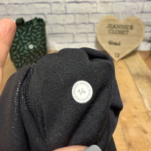 Lululemon Align High-Rise Pant 25" *Shine
Radiate Foil Print Black size 14 - Picture 9 of 15